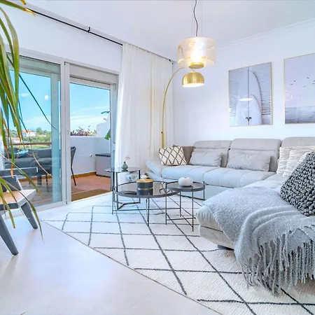 아파트 Penthouse With 250 Sqm Roof Terrace Near The 에스테포나
