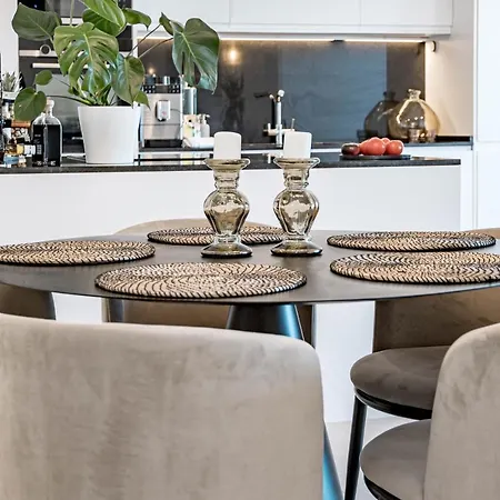 아파트 Penthouse With 250 Sqm Roof Terrace Near The 에스테포나